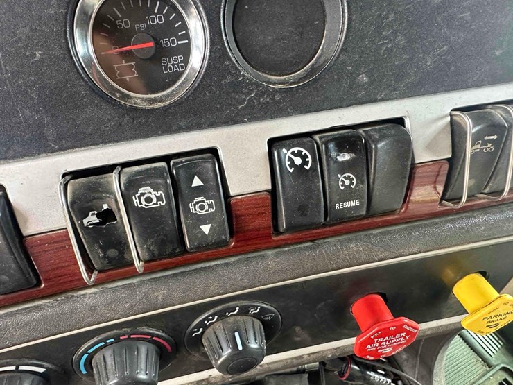 2007-kenworth-w900-image-24