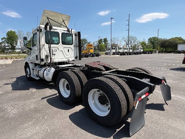 freightliner-cascadia-126-image-2