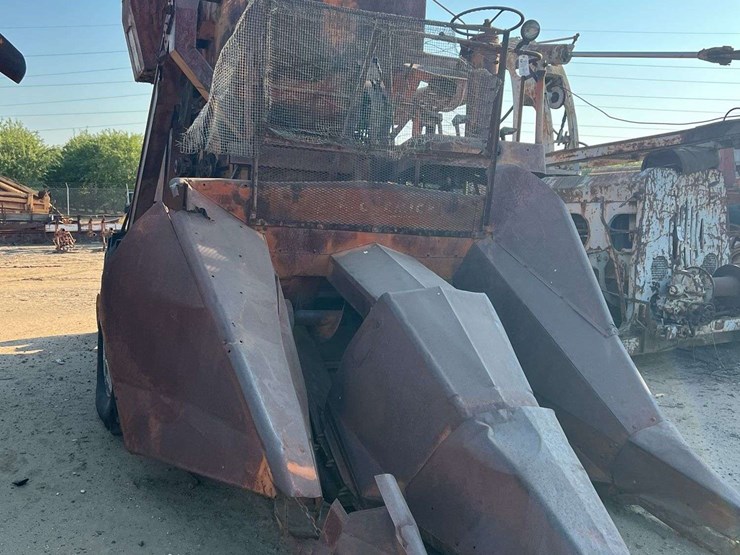 minneapolis-moline-101-harvester-image-5