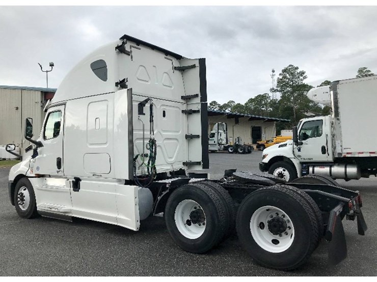 2020-freightliner-cascadia-126-image-2