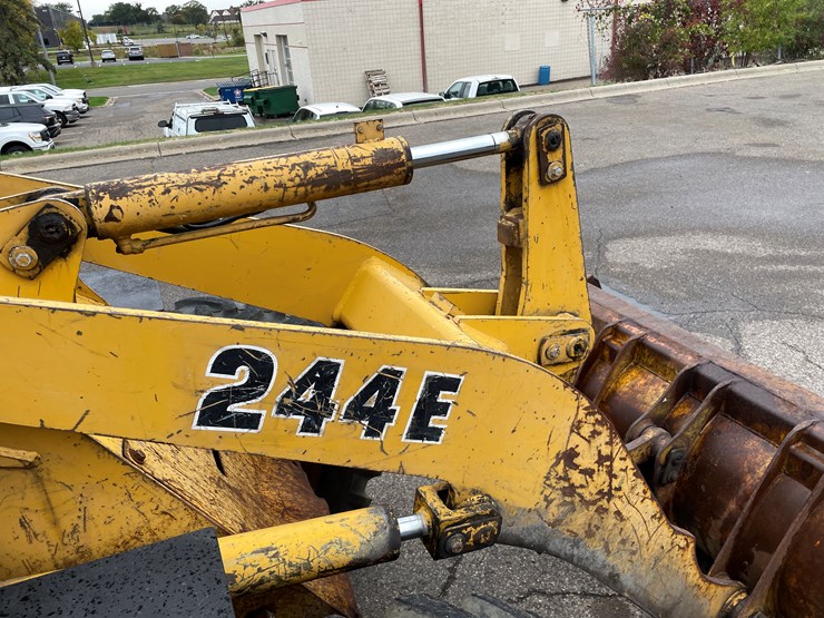 deere-244e-image-49