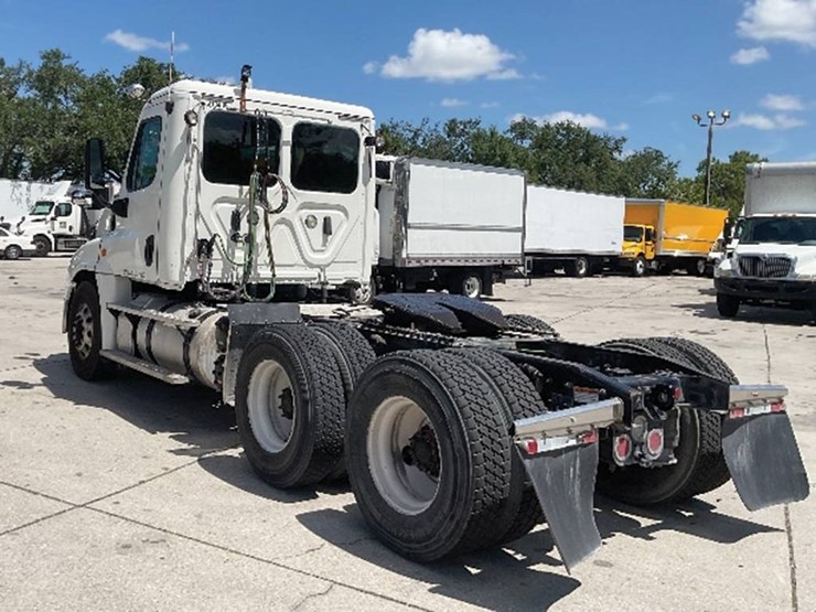 2019-freightliner-cascadia-125-image-2