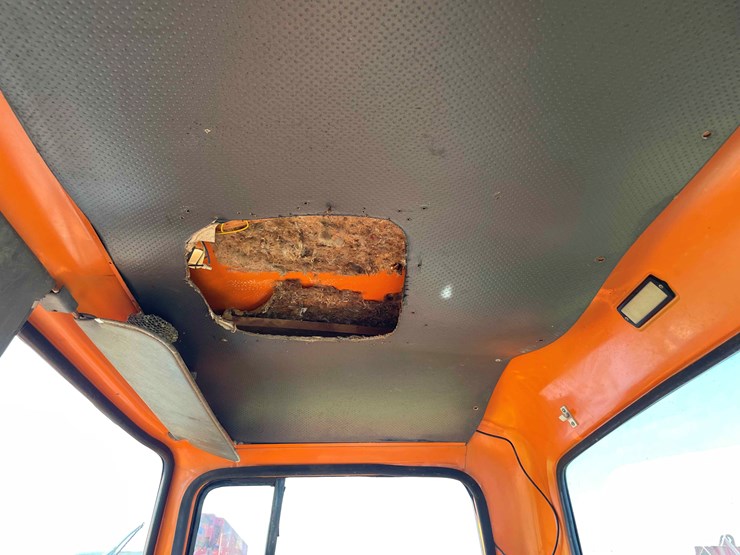 1984-ford-8000-image-66