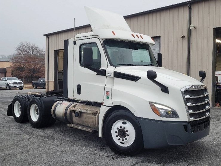 2018-freightliner-cascadia-126-image-1