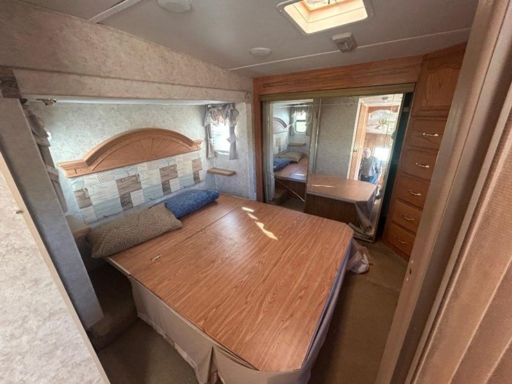 2006-forest-river-cedar-creek-30rkts-camper-image-24