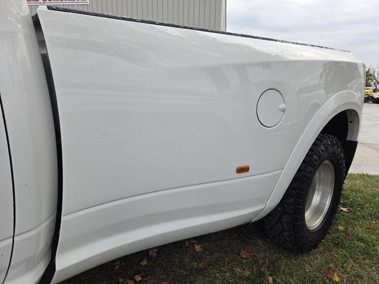 2017-dodge-ram-3500-image-23