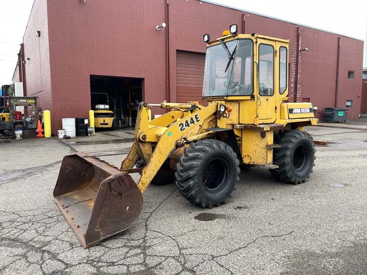 deere-244e-image-1