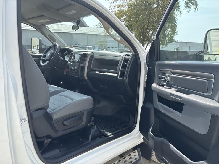 2015-dodge-ram-3500-image-38