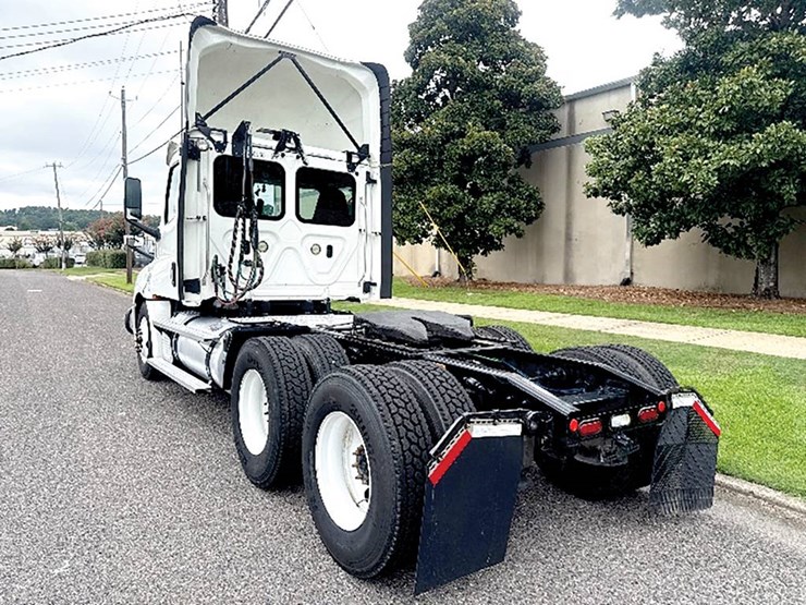 2020-freightliner-cascadia-126-image-2