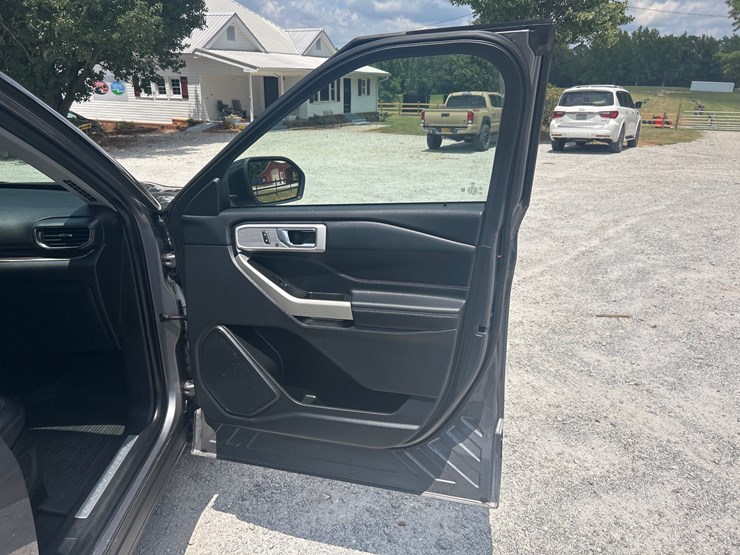 2021-ford-explorer-image-13