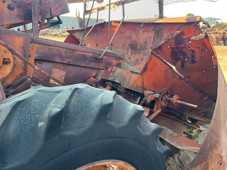 minneapolis-moline-101-harvester-image-7