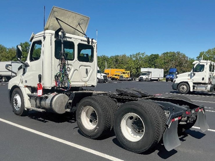 freightliner-cascadia-126-image-2