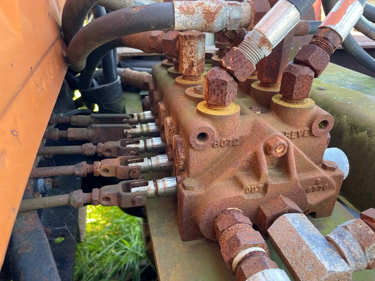 1984-ford-8000-image-69