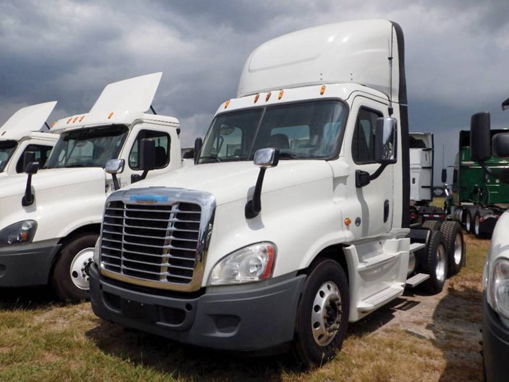 2015-freightliner-cascadia-125-image-1