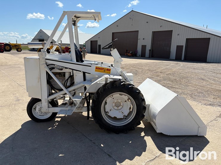 1958-honey-bee-hydro-loader-2wd-tractor-image-4