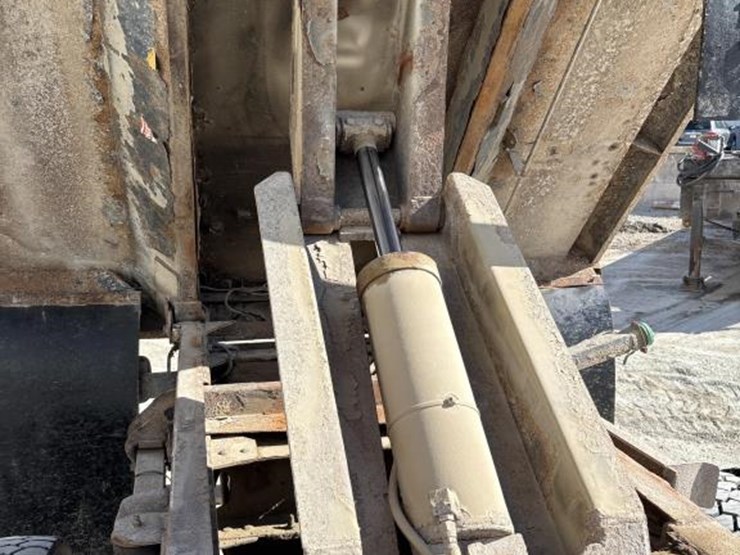 #5081-•-2005-gmc-c4500-4x4-single-axle-dump-truck-image-66