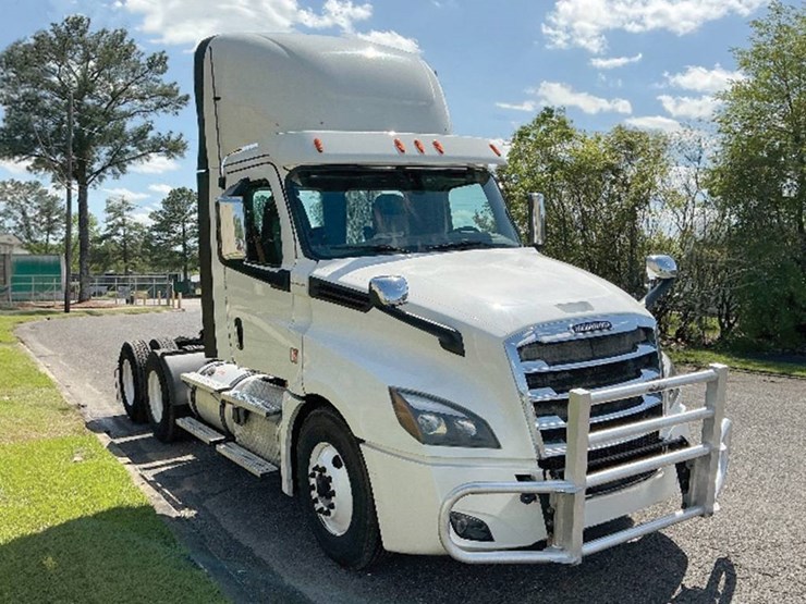 2020-freightliner-cascadia-126-image-1