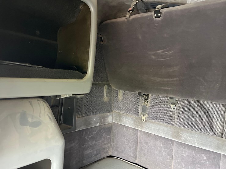 1998-volvo-semi-image-47