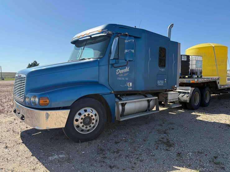 1999-freightliner-century-class-semi-image-1