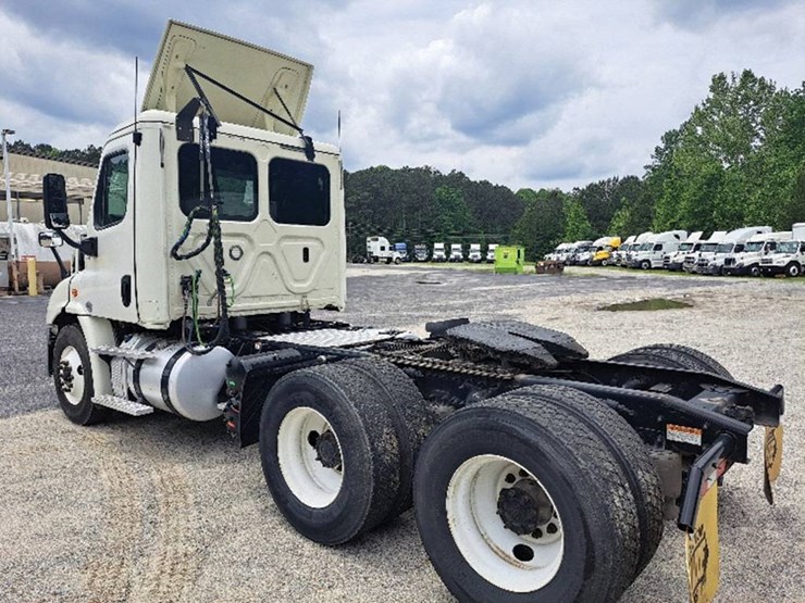 2019-freightliner-cascadia-113-image-2