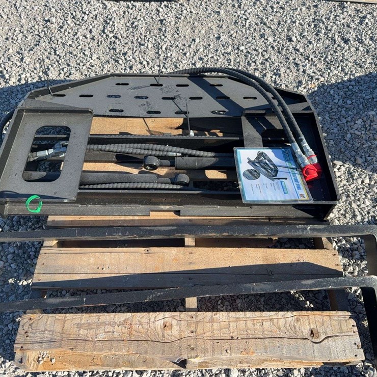 Skid steer side shift fork