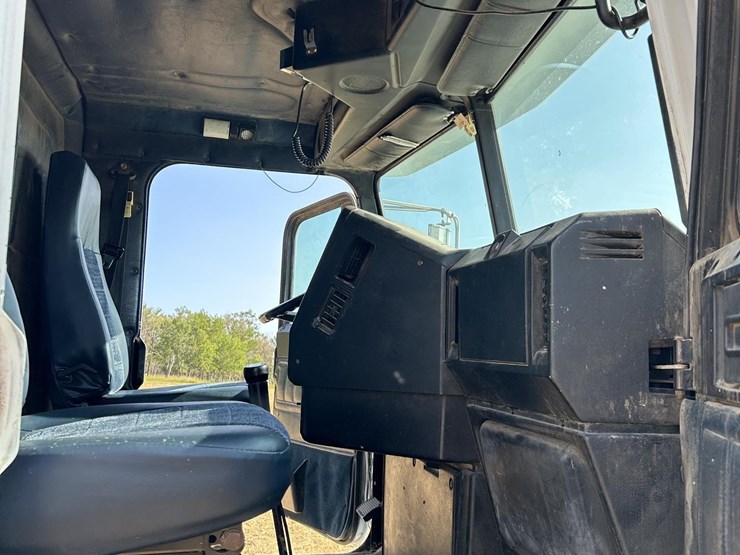 1995-freightliner-fld112-image-37