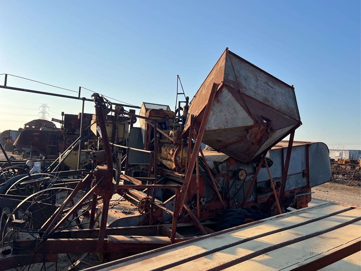 minneapolis-moline-pull-type-combine-image-2