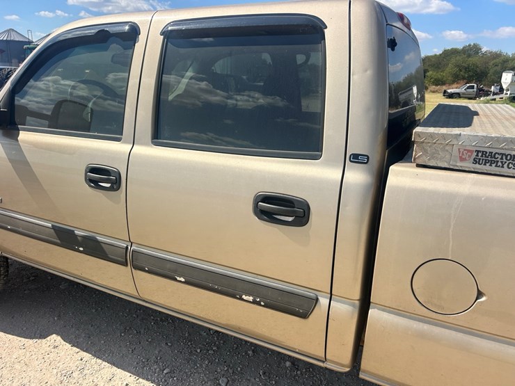 2004-chevrolet-2500-image-32