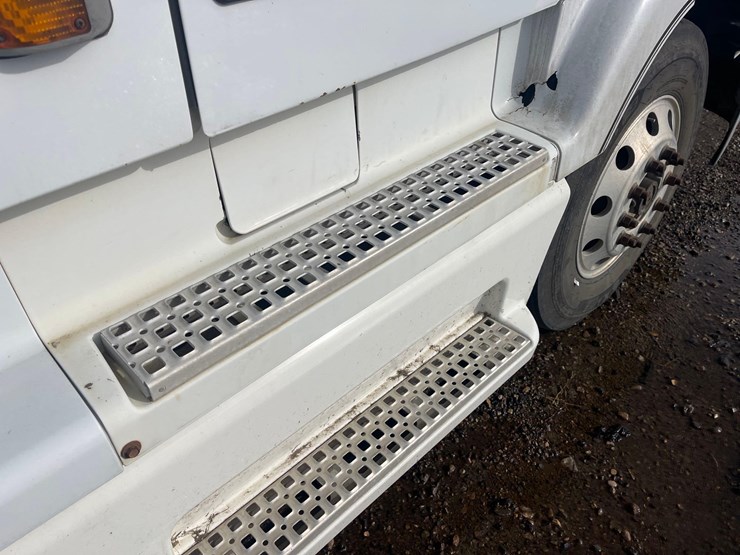 1998-volvo-semi-image-16