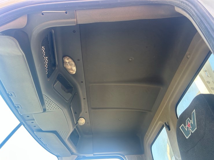 2015-freightliner-cascadia-113-image-16