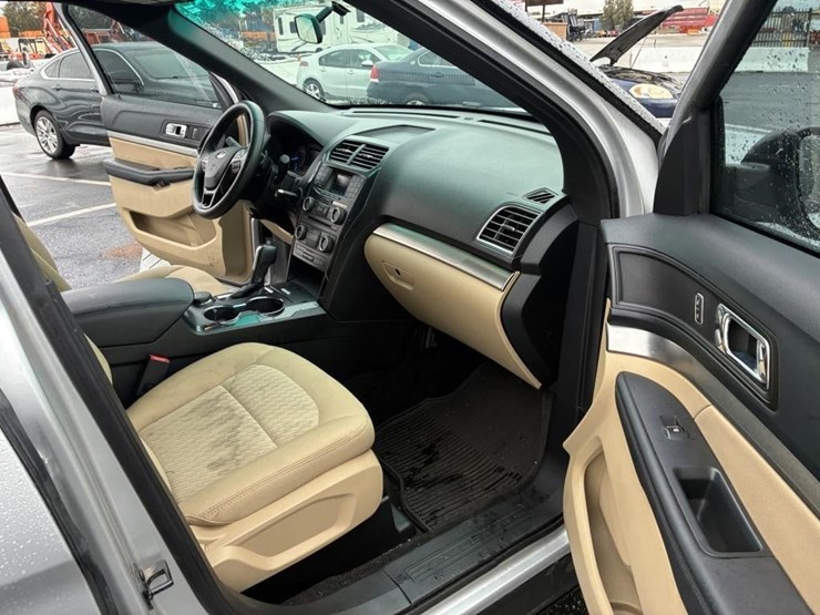 2016-ford-explorer-image-8