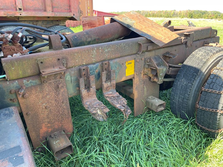 1984-ford-8000-image-16