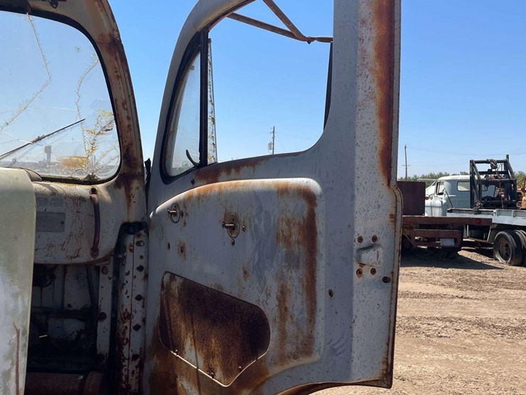 white-3000-truck-image-21