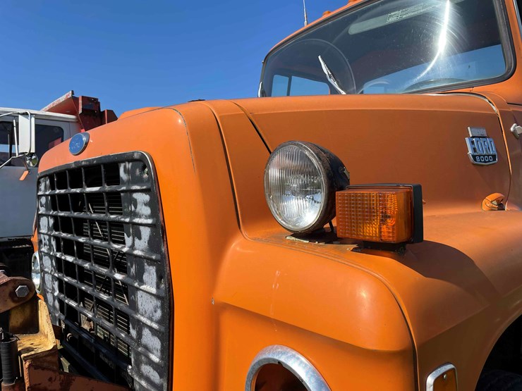 1984-ford-8000-image-48