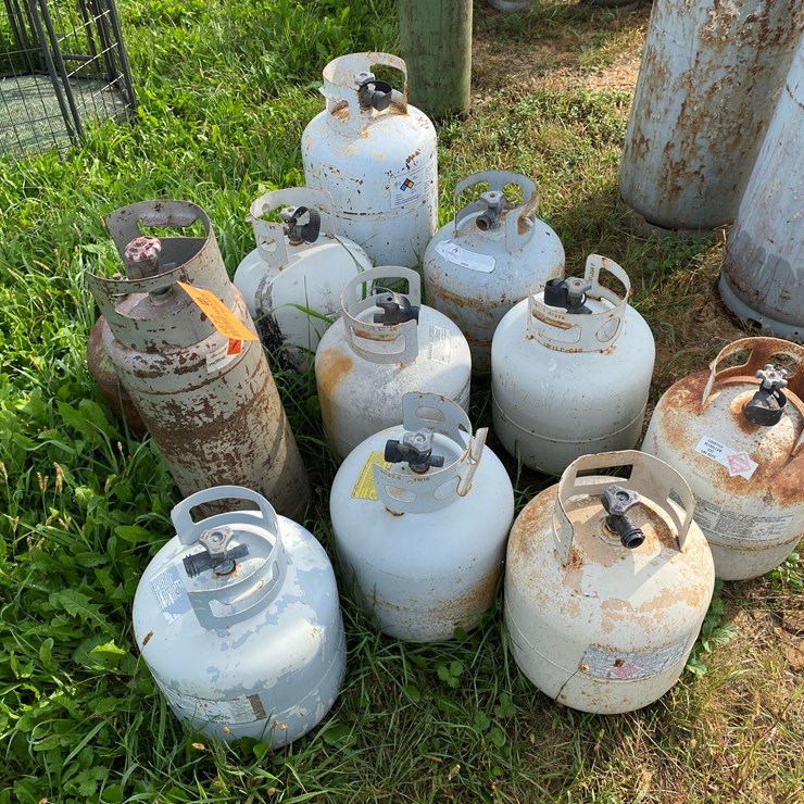 #1672 • (11) Steel Propane Tanks