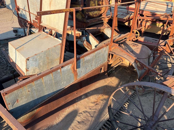 minneapolis-moline-pull-type-combine-image-11