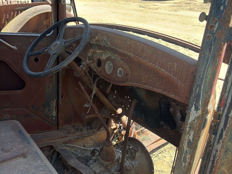 truck-cab-and-chassis-image-17