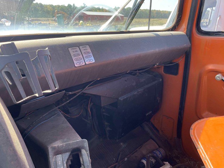 1984-ford-8000-image-55