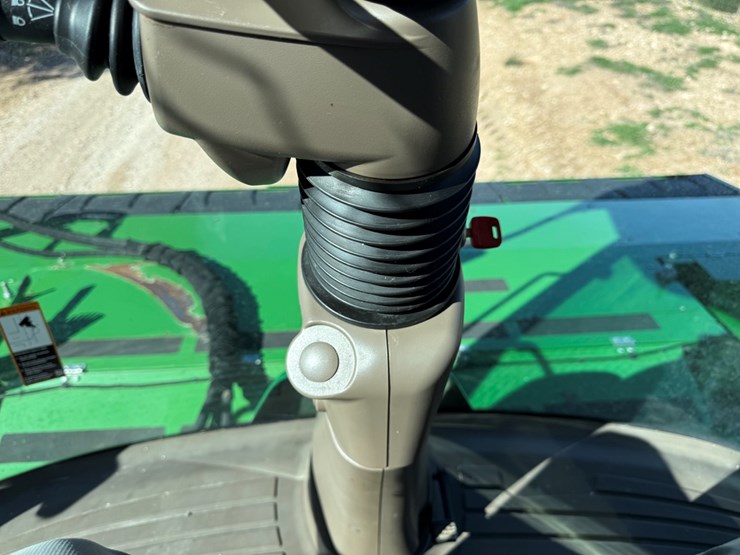 2019-john-deere-w235-image-44