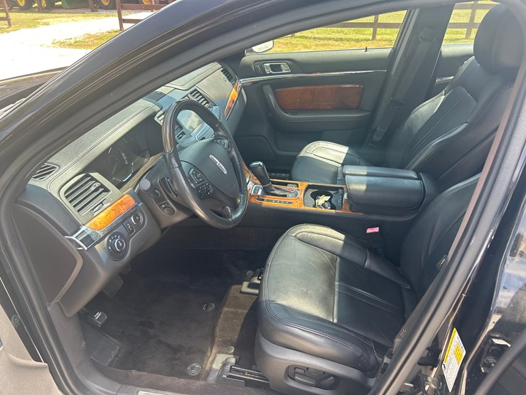 #400-•-2016-lincoln-mks-passenger-car-image-10