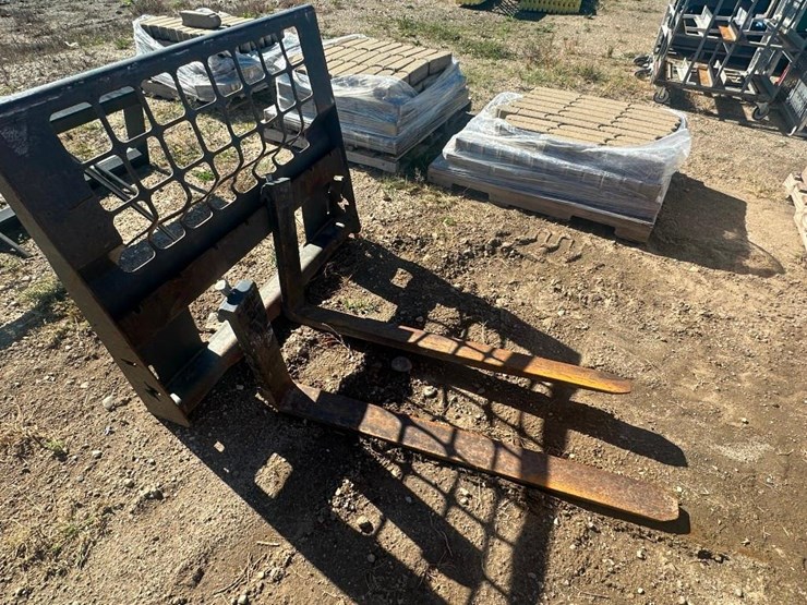 skid-steer-pallet-forks-image-1