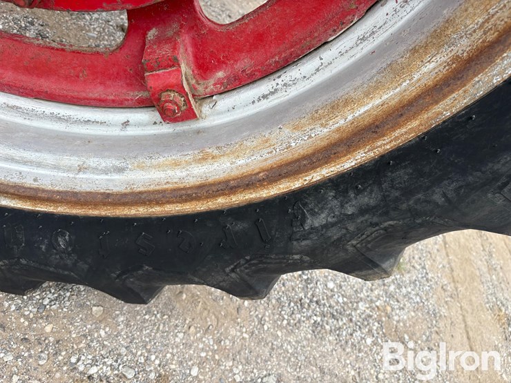 1953-ih-farmall-super-m-2wd-tractor-image-12