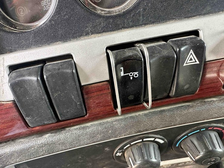 2007-kenworth-w900-image-22