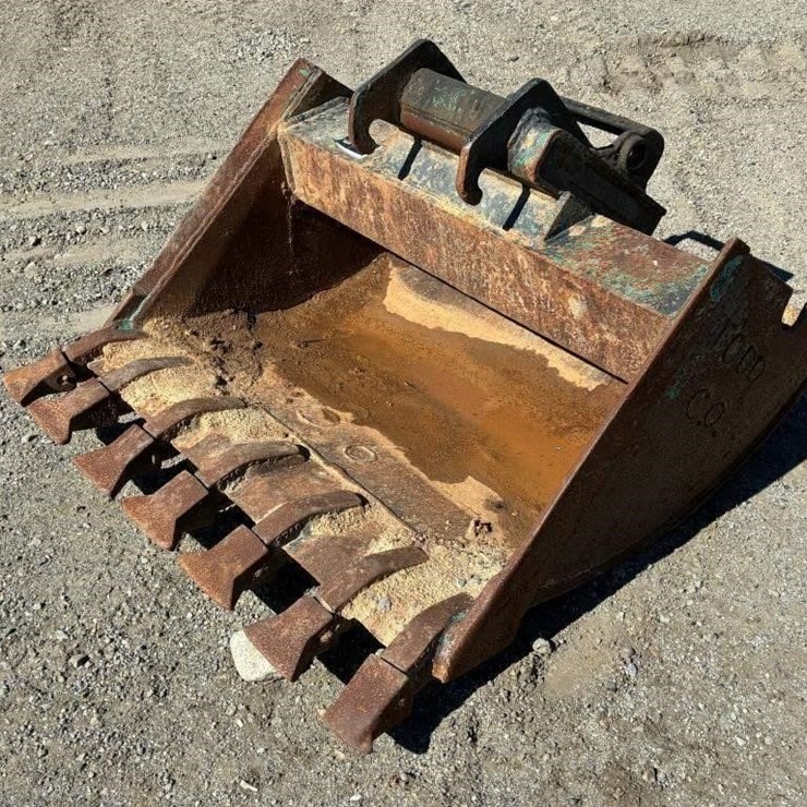 Excavator Bucket W/ Teeth 36"