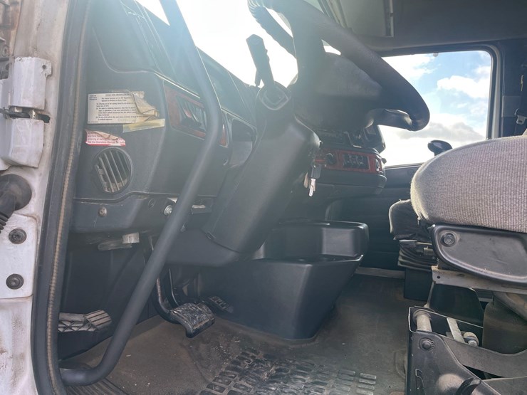 1998-volvo-semi-image-38