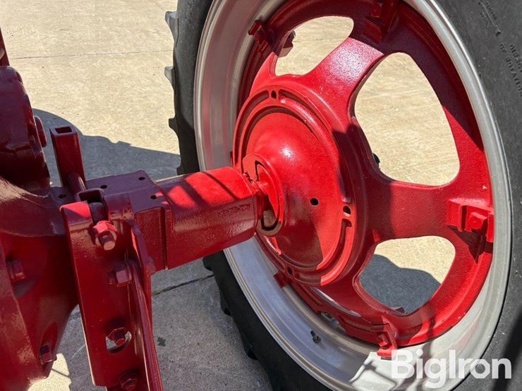 1953-ih-farmall-super-m-2wd-tractor-image-16