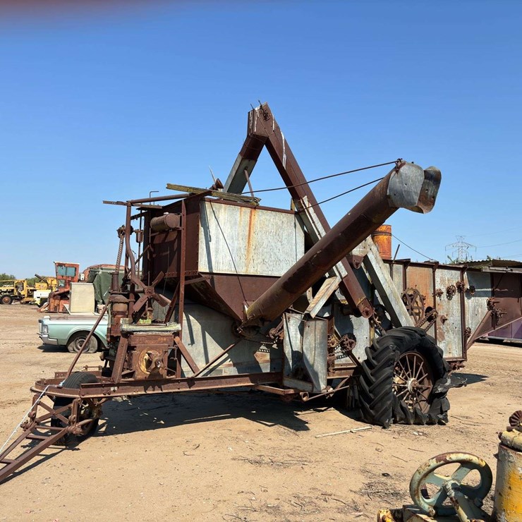 John Deere Pull Type Combine