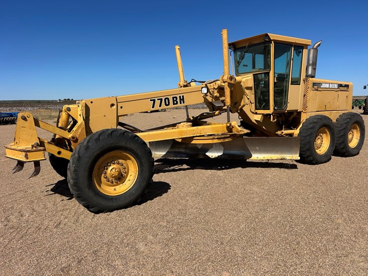 deere-770bh-image-1
