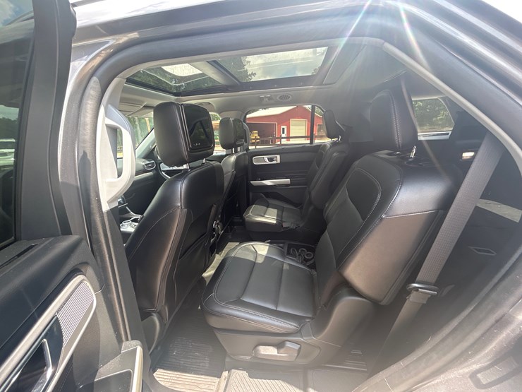 2021-ford-explorer-image-17