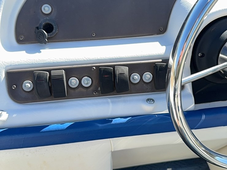 2001-22-foot-crest-pontoon-boat-with-90-horse-mercury-image-14